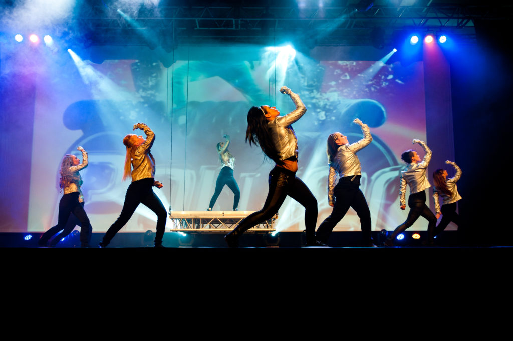 Photo de spectacle de 7 danseuses synchro bras levé (initiationphoto)
